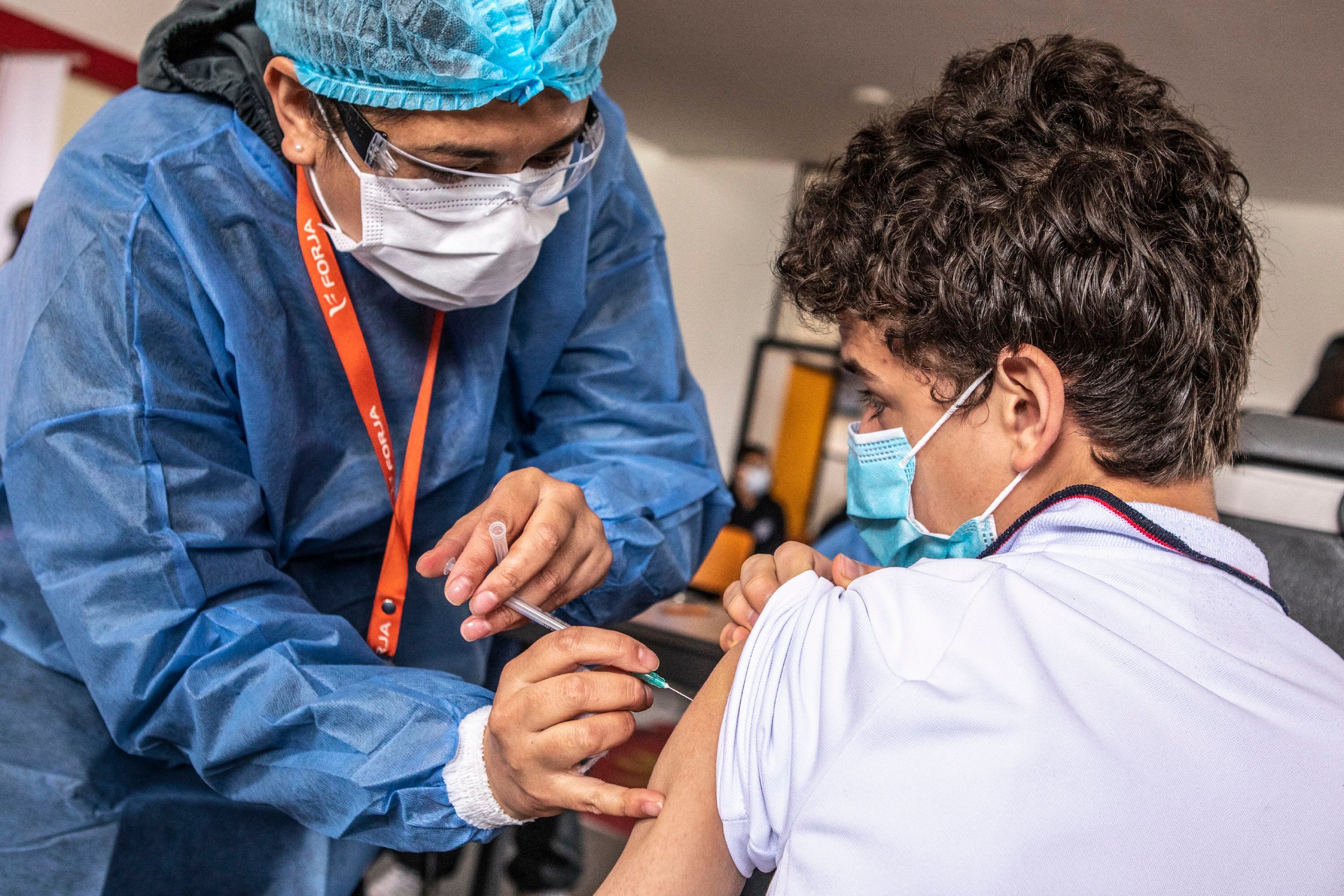 Vacunación contra Covid de niños mayores de 12 años en colegios.