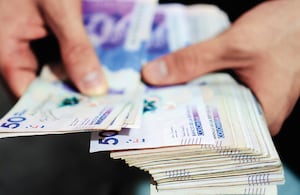 Los analistas reconocen que la estrategia de manejo de deuda ha funcionado contablemente, pero no resuelve los problemas fundamentales, como un gasto muy superior a los ingresos.