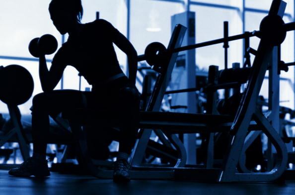 Mujer en el gimnasio.