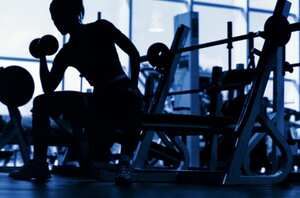 Mujer en el gimnasio.