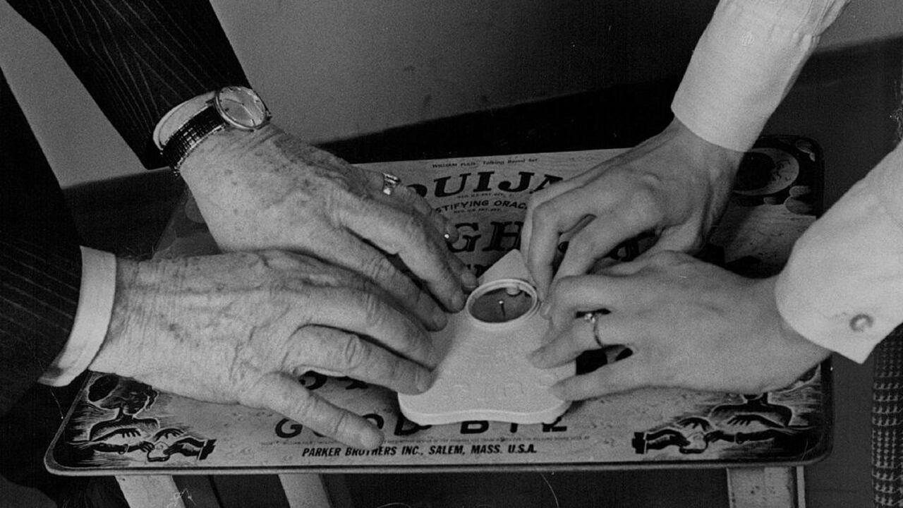 Nuevas tecnologías ayudan a enfrentar el duelo imitando la voz de seres queridos.