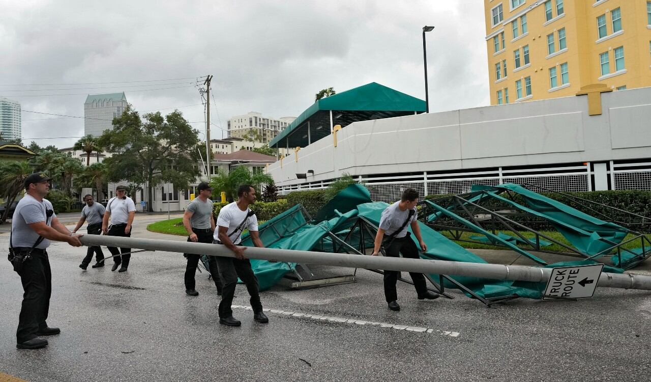 Señales de tránsito destruidas se ven a lo largo de la ciudad de Tampa