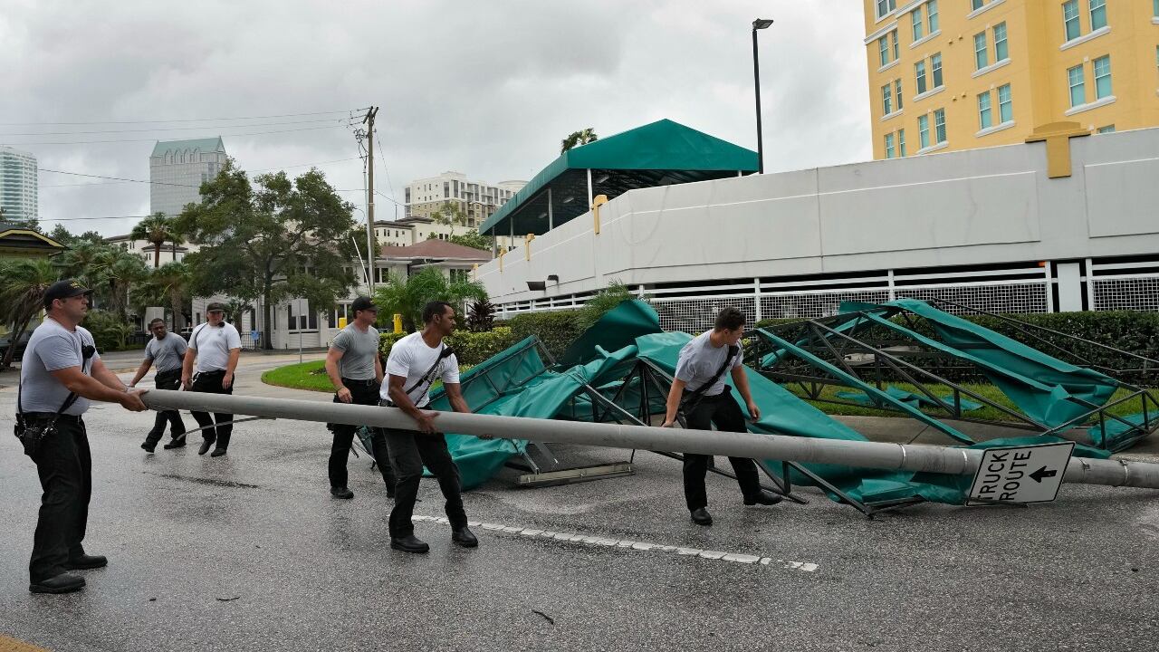 Señales de tránsito destruidas se ven a lo largo de la ciudad de Tampa
