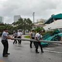 Señales de tránsito destruidas se ven a lo largo de la ciudad de Tampa
