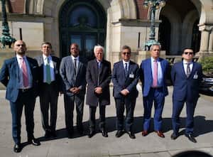 Equipo de defensa de Colombia al salir de la Corte Internacional de Justicia. 21/04/2022.