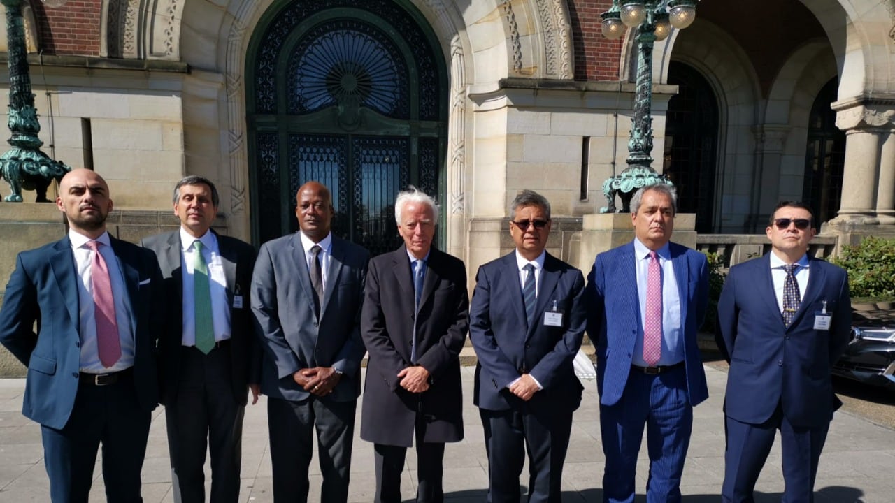 Equipo de defensa de Colombia al salir de la Corte Internacional de Justicia. 21/04/2022.