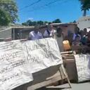 Habitantes de una zona del barrio La Manga protestaron por presunta falta de ayudas a los damnificados de la ola invernal.