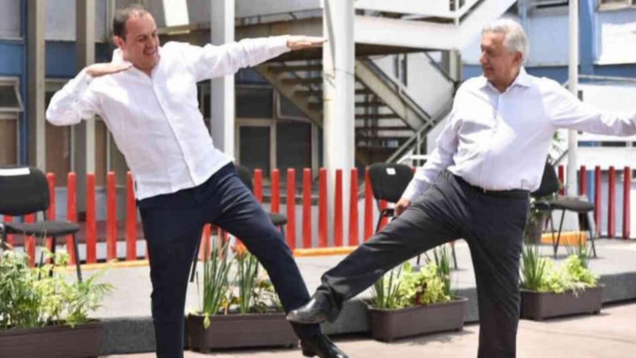 AMLO guarda las normas de distanciamiento social. En esta imagen del 4 de abril se saluda con el pie con Cuauhtémoc Blanco, gobernador de Morelos.