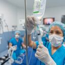 Doctor en el quirófano colocando medicamentos a través de una vía intravenosa