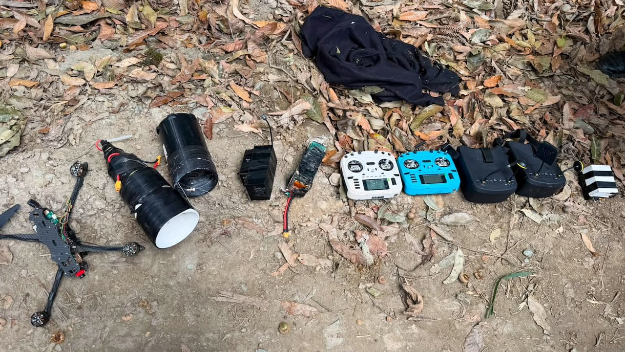 Las autoridades aseguraron que este operativo representa un golpe a las redes urbanas del Estado Mayor Central, señaladas de emplear drones acondicionados con explosivos para atacar a la Fuerza Pública en el Cauca.