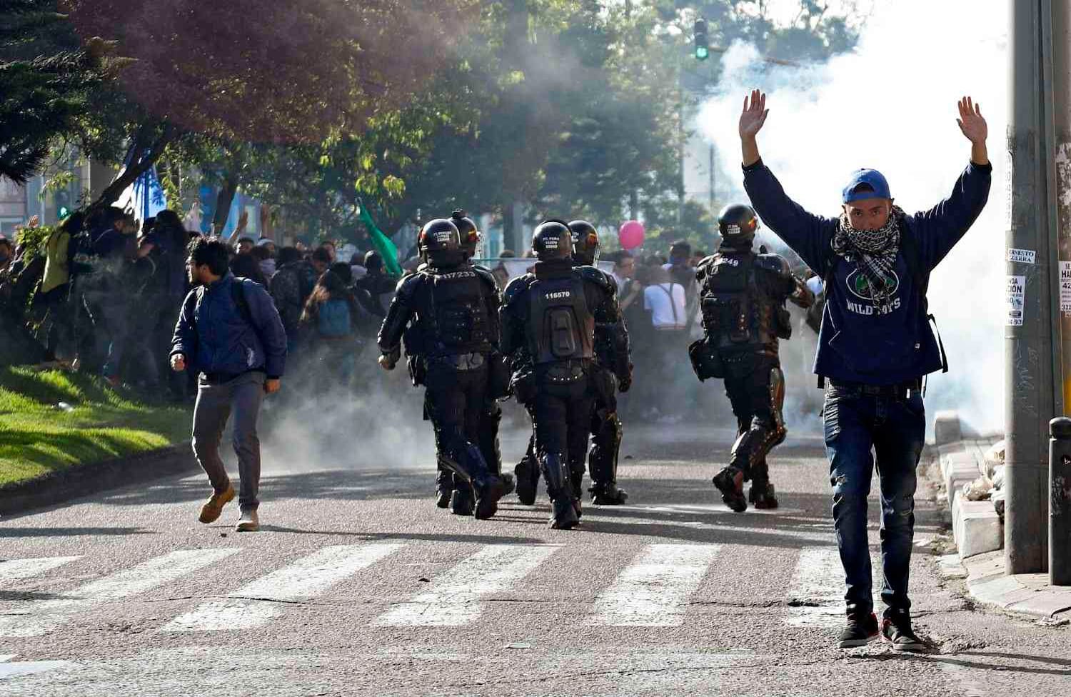 Jenny Romero, una de las manifestantes, dijo que "la situación está muy compleja, muchos efectivos del Esmad no han respetado a nadie, ni siquiera a los defensores". En la carrera séptima, cerca al Museo Nacional también hubo enfrentamientos.