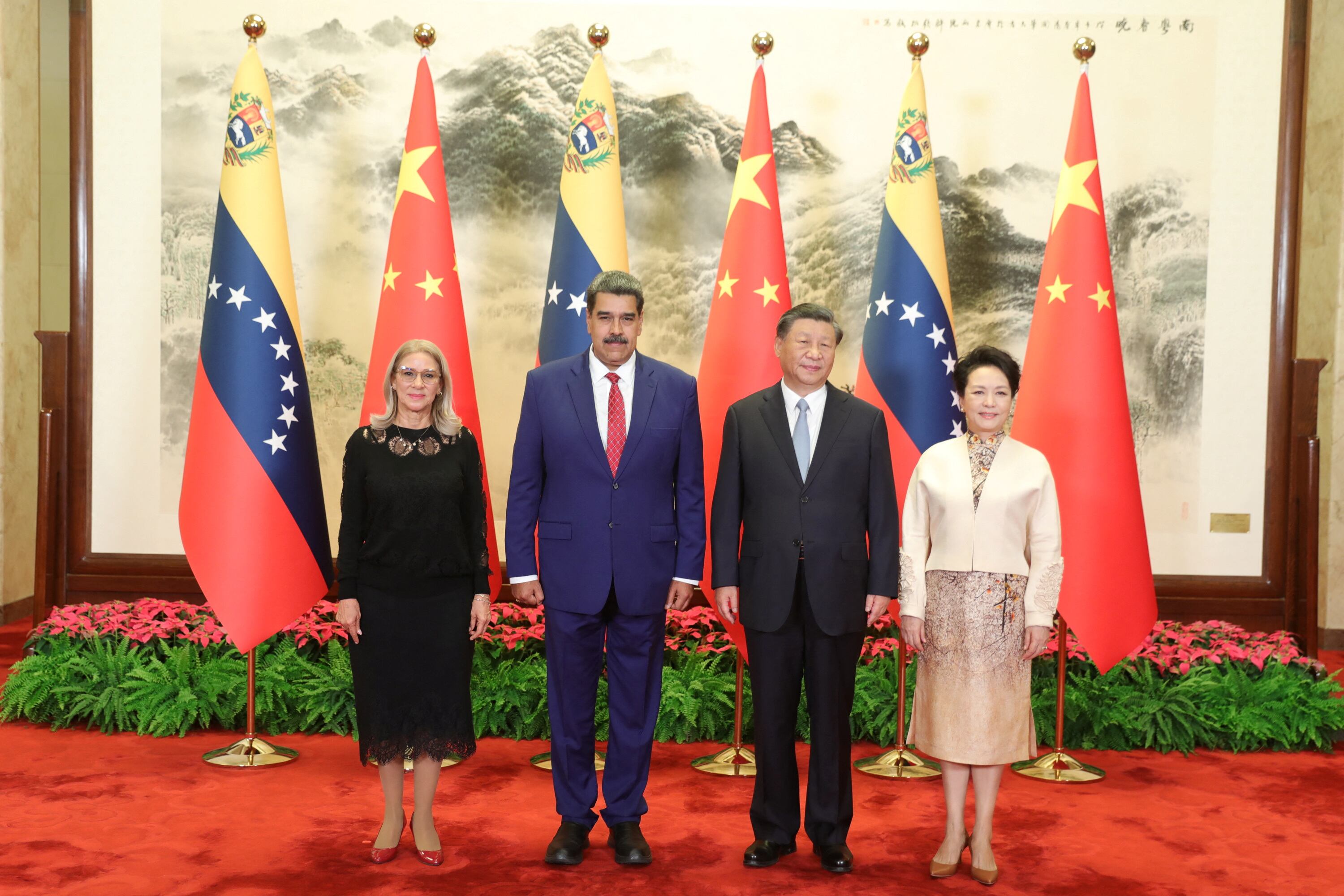 El presidente de Venezuela, Nicolás Maduro, su esposa Cilia Flores, el presidente de China, Xi Jinping, y su esposa Peng Liyuan posan para una fotografía oficial durante una ceremonia de bienvenida en el Gran Salón del Pueblo, en Beijing