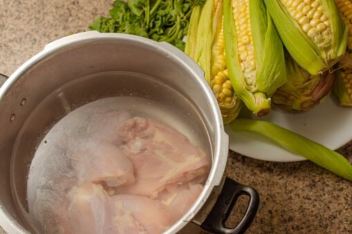 Es un plato típico colombiano que lleva guascas.