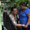 El nicaragüense Luis Gómez (izquierda) y su esposa Idalia Paz, ambos afectados por el químico Nemagón, reaccionan luego de conocer el veredicto de un tribunal francés sobre el pesticida, en su casa en Chinandega, Nicaragua, el 11 de mayo de 2022.