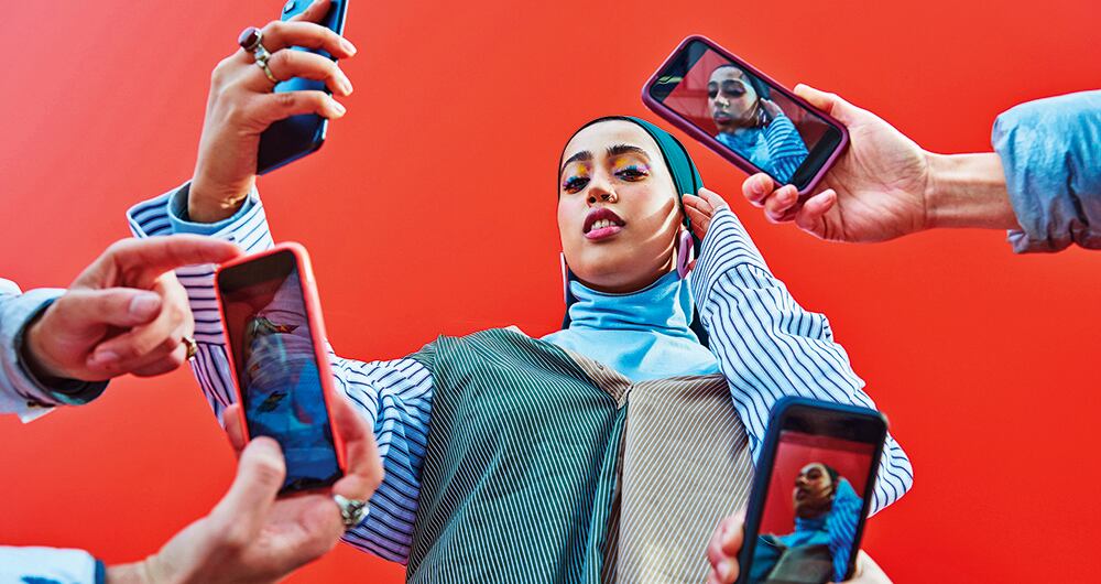 el diario The Wall Street Journal tuvo acceso a un informe confidencial de Facebook en el que señalan que algunos famosos pueden acosar, incitar a la violencia o decir mentiras sin ser sancionados. 