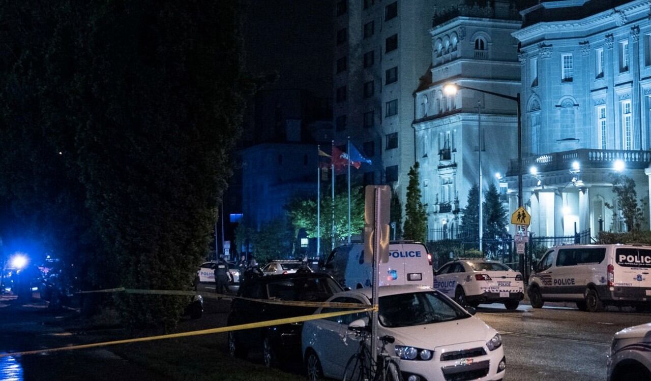 La embajada de Cuba en Estados Unidos es rodeada por la policía en Washington.