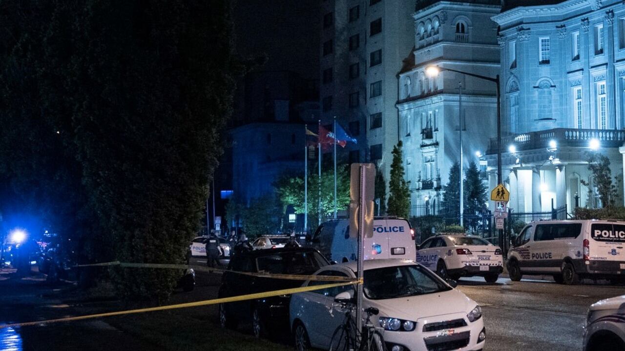 La embajada de Cuba en Estados Unidos es rodeada por la policía en Washington.