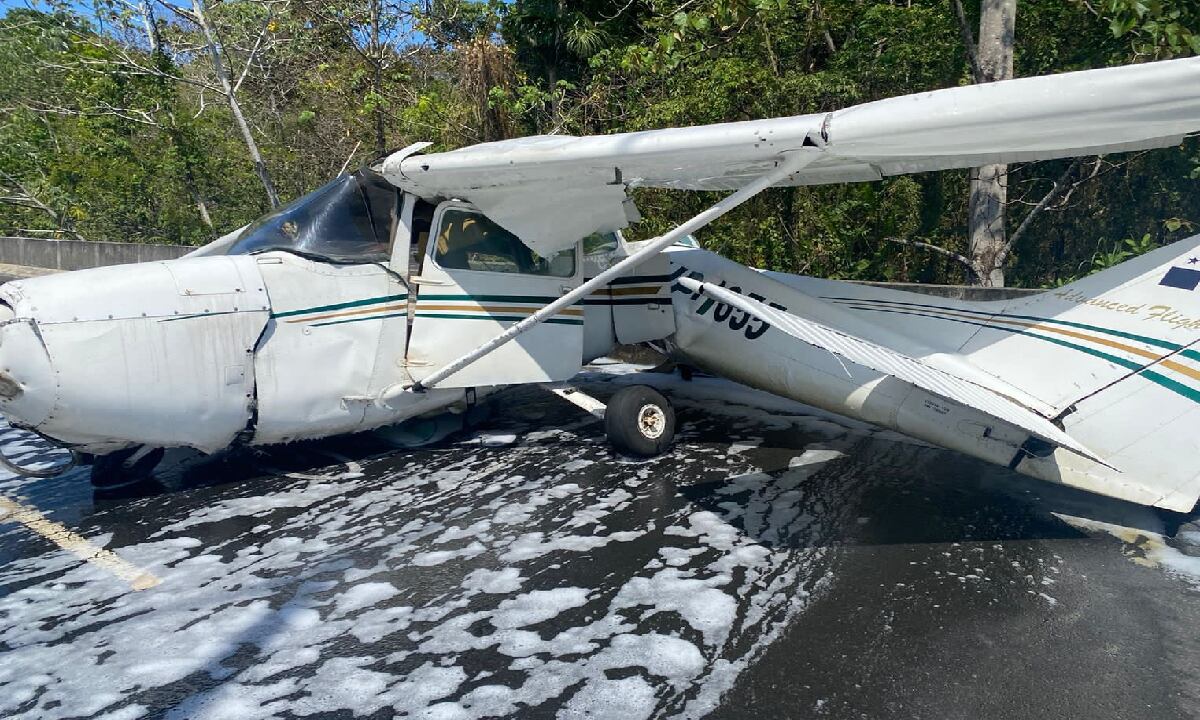 La pericia del piloto previno la tragedia. Un video grabado desde el interior el avión muestra el momento de pánico vivido a bordo.