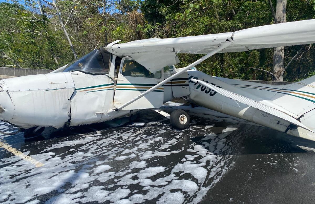 La pericia del piloto previno la tragedia. Un video grabado desde el interior el avión muestra el momento de pánico vivido a bordo.