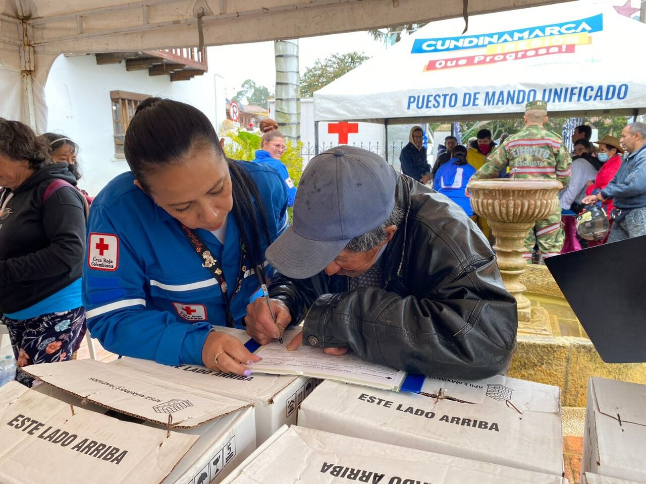 Cruz Roja Seccional Cundinamarca y Bogotá en la entrega de ayuda humanitarias en La Calera, Cundinamarca.