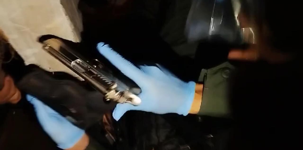 Dentro de los colchones, la Policía en en medio del operativo encontró armas de fuego escondidas.