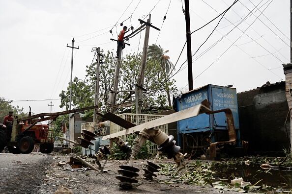 El ciclón Biparjoy mató a dos personas, derribó el tendido eléctrico y arrancó árboles de raíz a su paso por la costa de India, pero la tormenta fue más clemente de lo que se pronosticó. (Photo by Nandan Dave/Anadolu Agency via Getty Images)