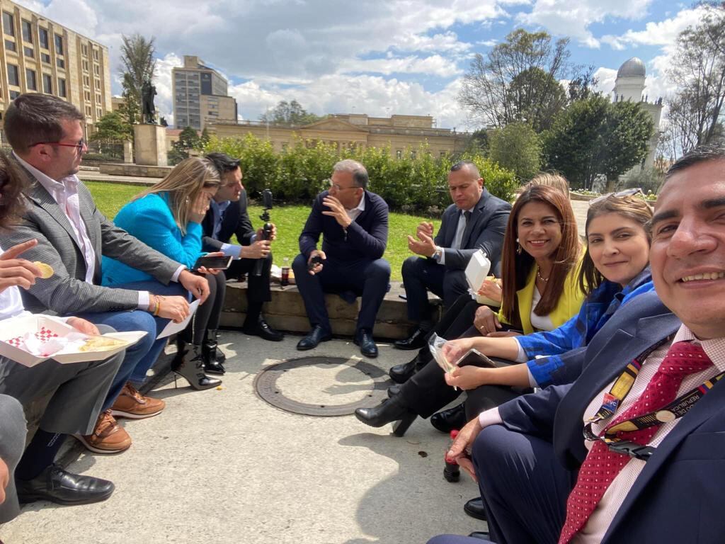 Equipo de trabajo del senador Roy Barreras. Aunque John Jairo Uribe no hace parte de su Unidad de Trabajo Legislativo, siempre está a su lado.