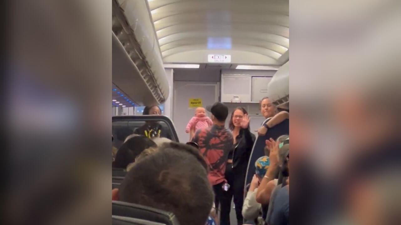 Todos aplaudieron la valentía de la enfermera, quien logró salvar a la bebé.