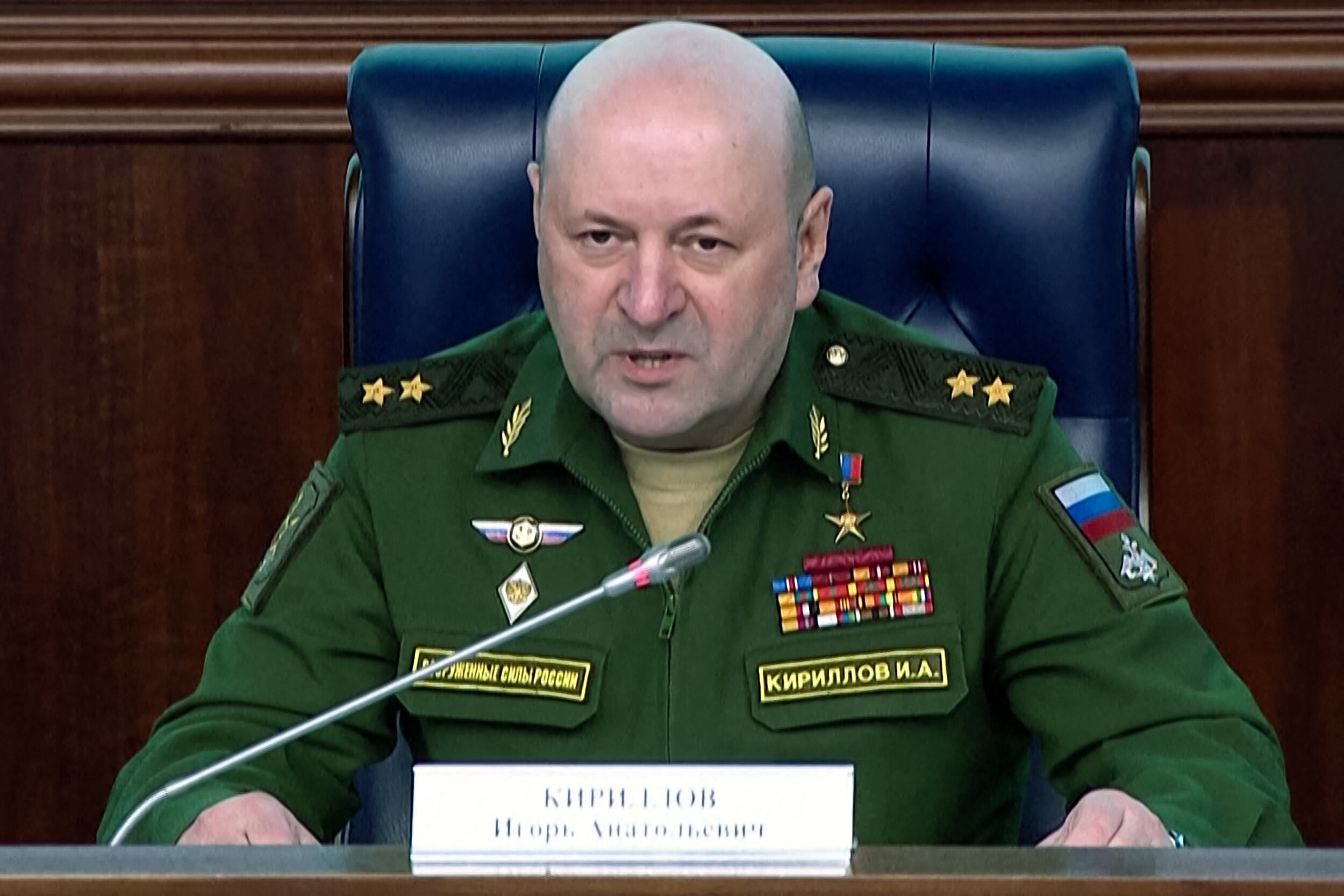 En esta imagen tomada de un material publicado por el Ministerio de Defensa ruso el 24 de octubre de 2022, el teniente general ruso Igor Kirillov, a cargo de las tropas rusas para la protección radioactiva, química y biológica, habla en una sesión informativa en Moscú. Un alto oficial militar ruso murió el 17 de diciembre de 2024 cuando un artefacto explosivo escondido en un scooter explotó frente a un edificio en Moscú, dijeron las autoridades.