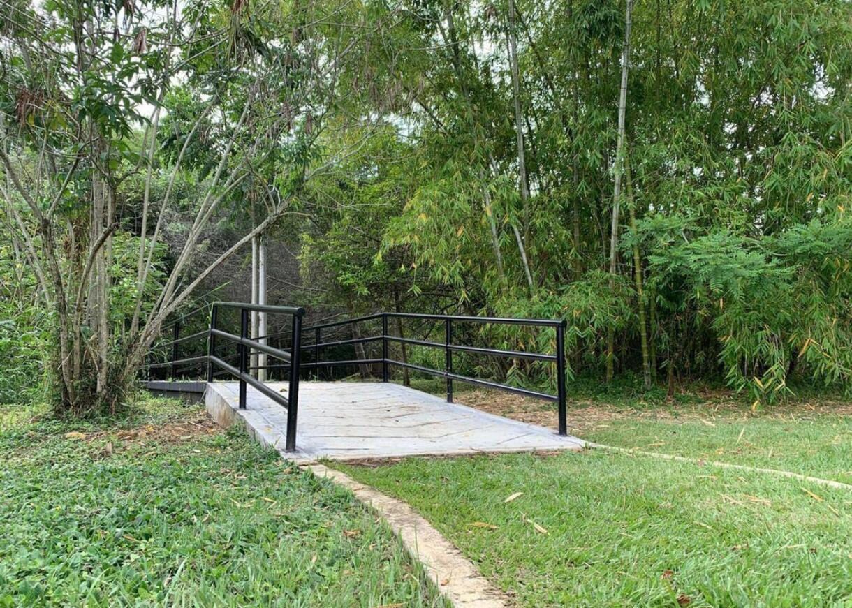 El Humedal Cañasgordas cuenta con dos puentes que ayudan a tener una mejor apreciación de los cuerpos de agua que lo cruzan.