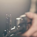 Cuando los policías llegaron a la escena del crimen, el asesino los atacó con un fusil (imagen de referencia)