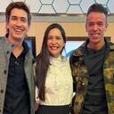 Rigoberto Urán y su esposa con los protagonistas de la serie 'Rigo'