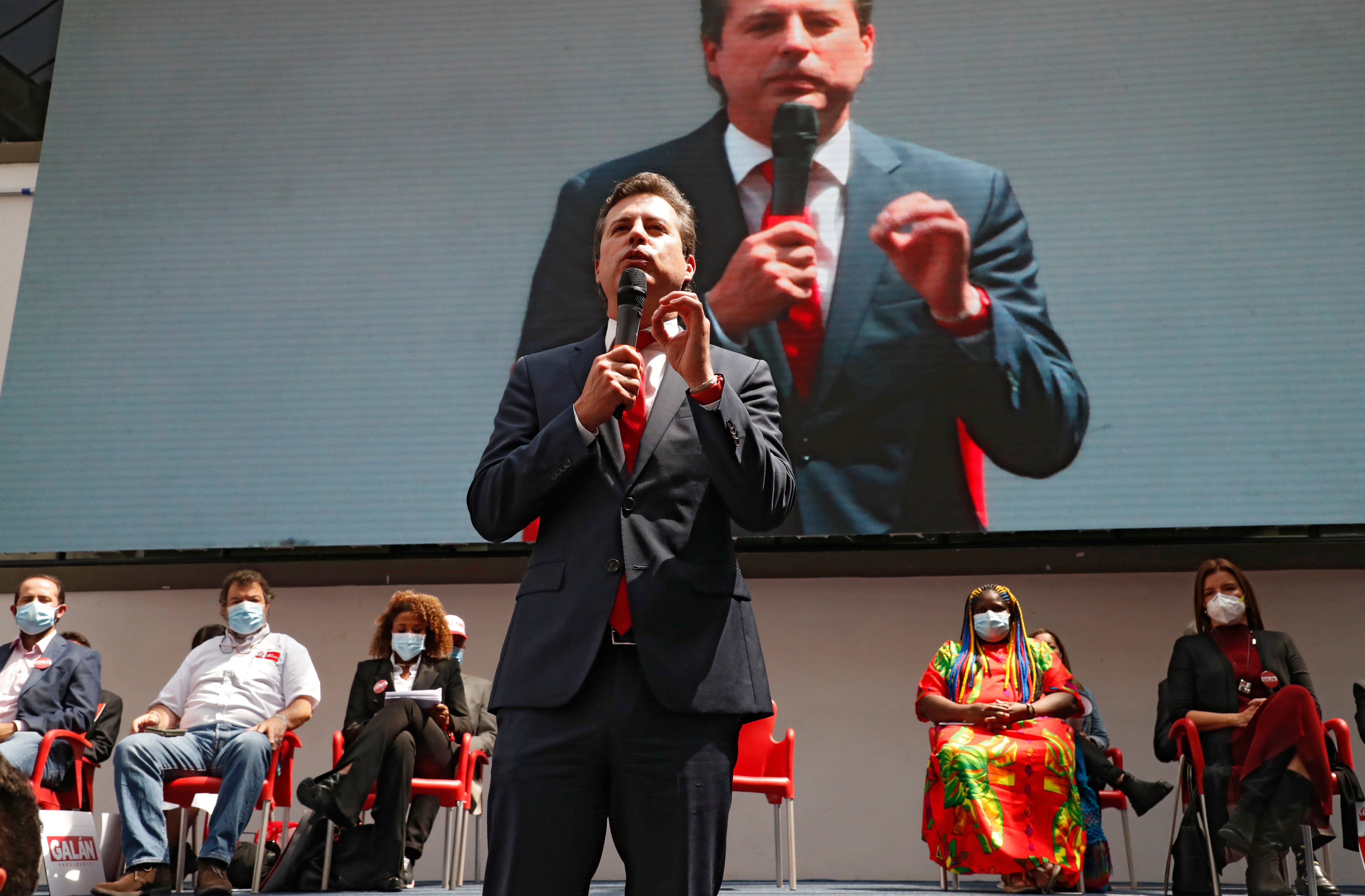 Juan Manuel Galán inscribió su candidatura presidencial para participar en la consulta interpartidista de la Coalición Centro Esperanza ante la Registraduría Nacional acompañado por los miembros de la lista al Senado de su partido político Nuevo Liberalismo
Bogota feb 4 del 2022
Foto Guillermo Torres Reina / Semana