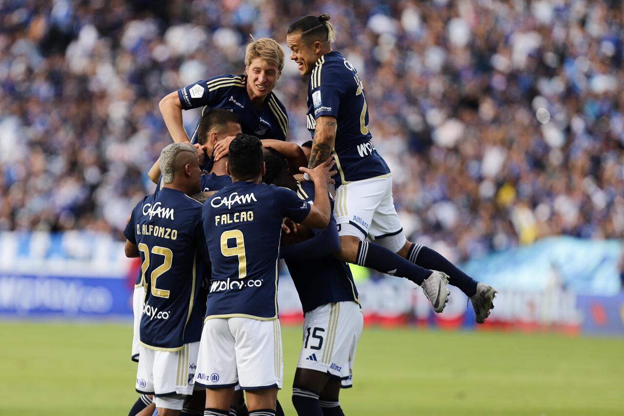Jugadores de Millonarios celebrando el único tanto de partido ante Bucaramanga, por obra de Danovis Banguero.