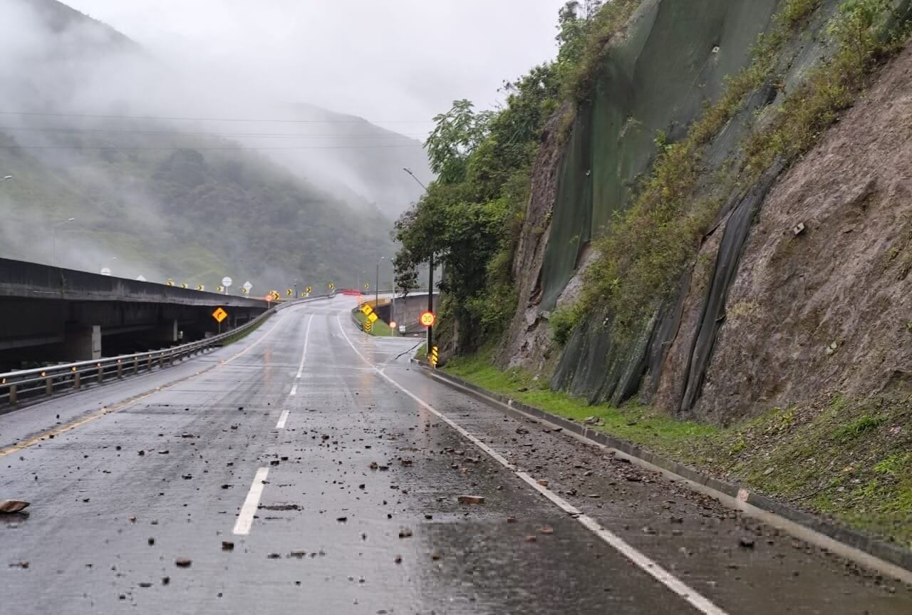Cierres en la vía Bogotá–Villavicencio por deslizamientos.