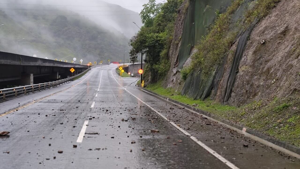 Cierres en la vía Bogotá–Villavicencio por deslizamientos.