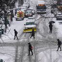Los peatones cruzan la 71st Avenue mientras cae la nieve el jueves 18 de febrero de 2021 en el distrito de Queens de Nueva York. (Foto AP / Frank Franklin II)