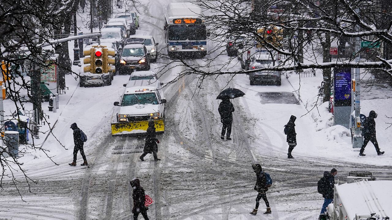 Los peatones cruzan la 71st Avenue mientras cae la nieve el jueves 18 de febrero de 2021 en el distrito de Queens de Nueva York. (Foto AP / Frank Franklin II)