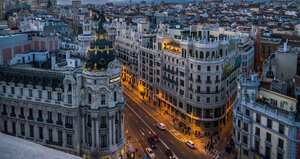 Madrid. Aunque la capital española tiene los costos más altos en hospedajes, de aproximadamente 895 libras esterlinas, esto se compensa con bajas tarifas en los tiquetes de 46 libras esterlinas y hospedajes en AirBnb por 28 libras por noche. Foto: Getty Images