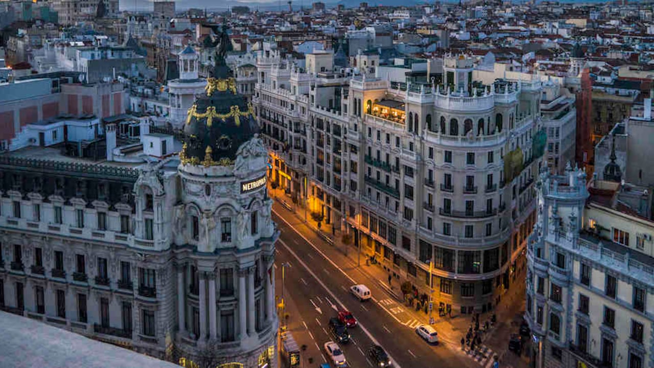 Madrid. Aunque la capital española tiene los costos más altos en hospedajes, de aproximadamente 895 libras esterlinas, esto se compensa con bajas tarifas en los tiquetes de 46 libras esterlinas y hospedajes en AirBnb por 28 libras por noche. Foto: Getty Images