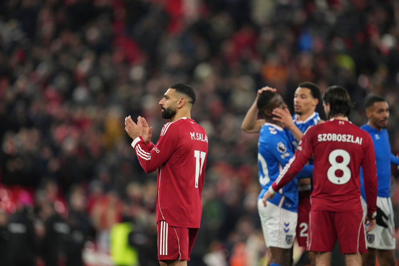 El egipcio Mohamed Salah, del Liverpool, aplaude tras el partido ante Sunderland, el miércoles 3 de diciembre de 2025 (AP Poto/Jon Super)