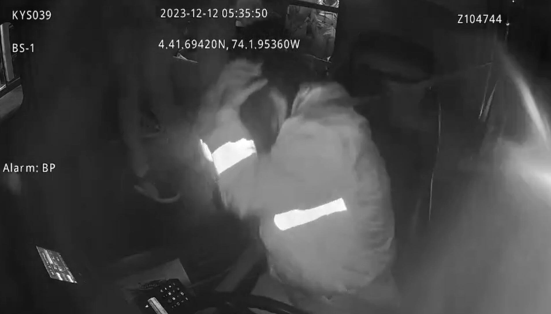 La operaria fue fuertemente agredida con puños, cachetadas e incluso tomándola del pelo, todo esto, ante varios usuarios que se encontraban en ese momento en el vehículo