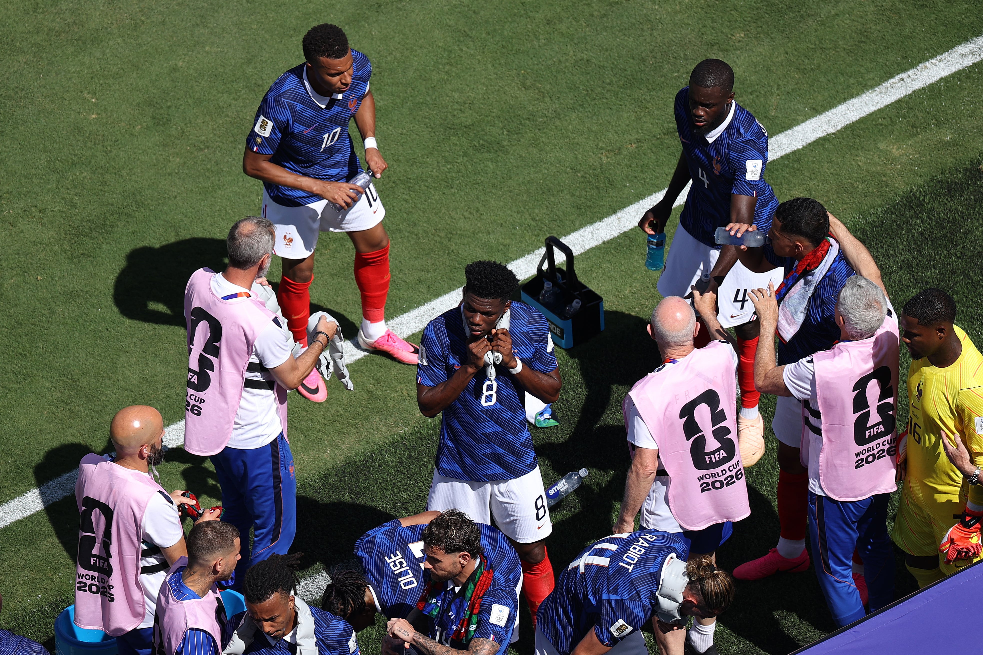 Francia en la pausa de hidratación contra Senegal.