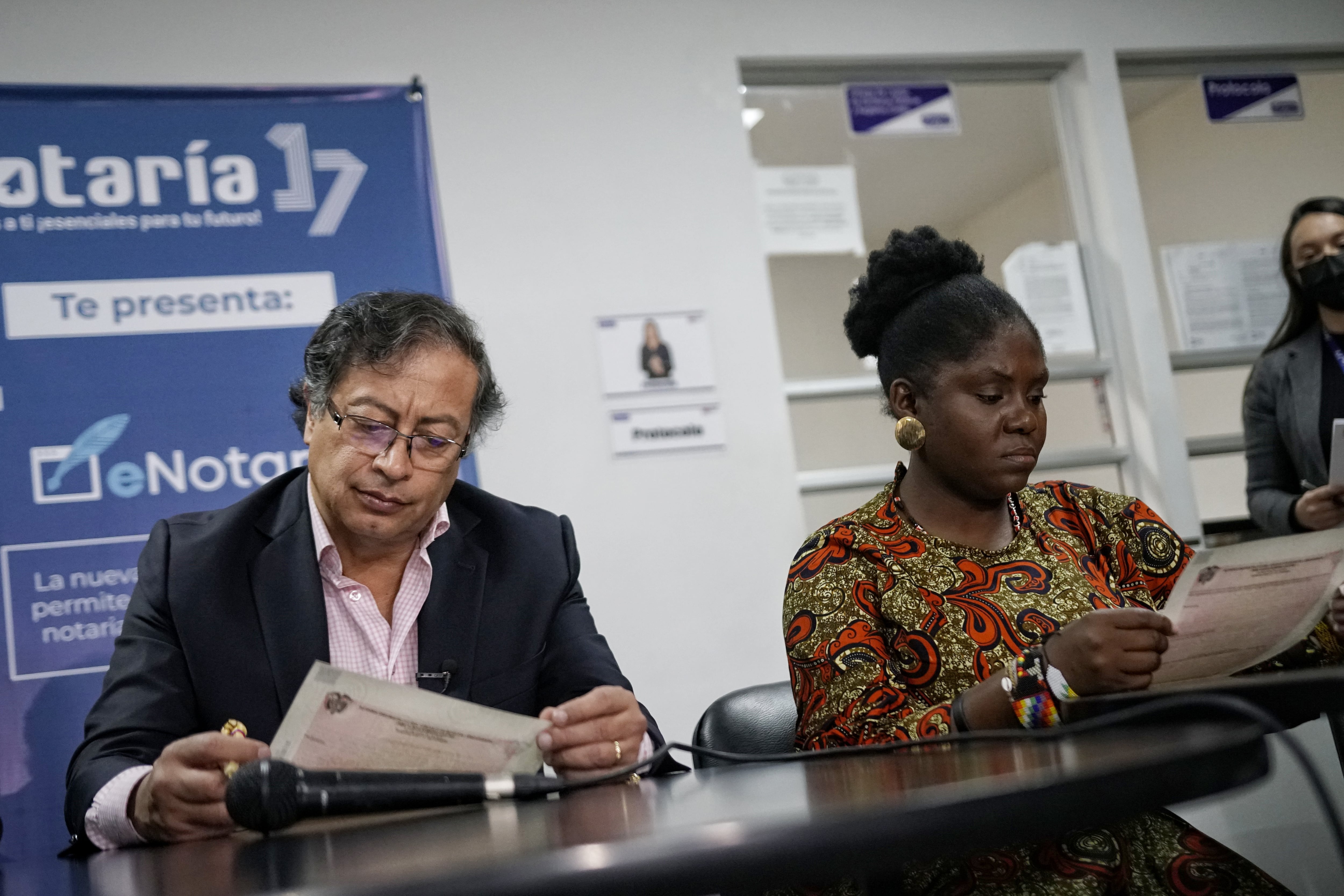 El año pasado, Petro firmó un documento de no expropiación.