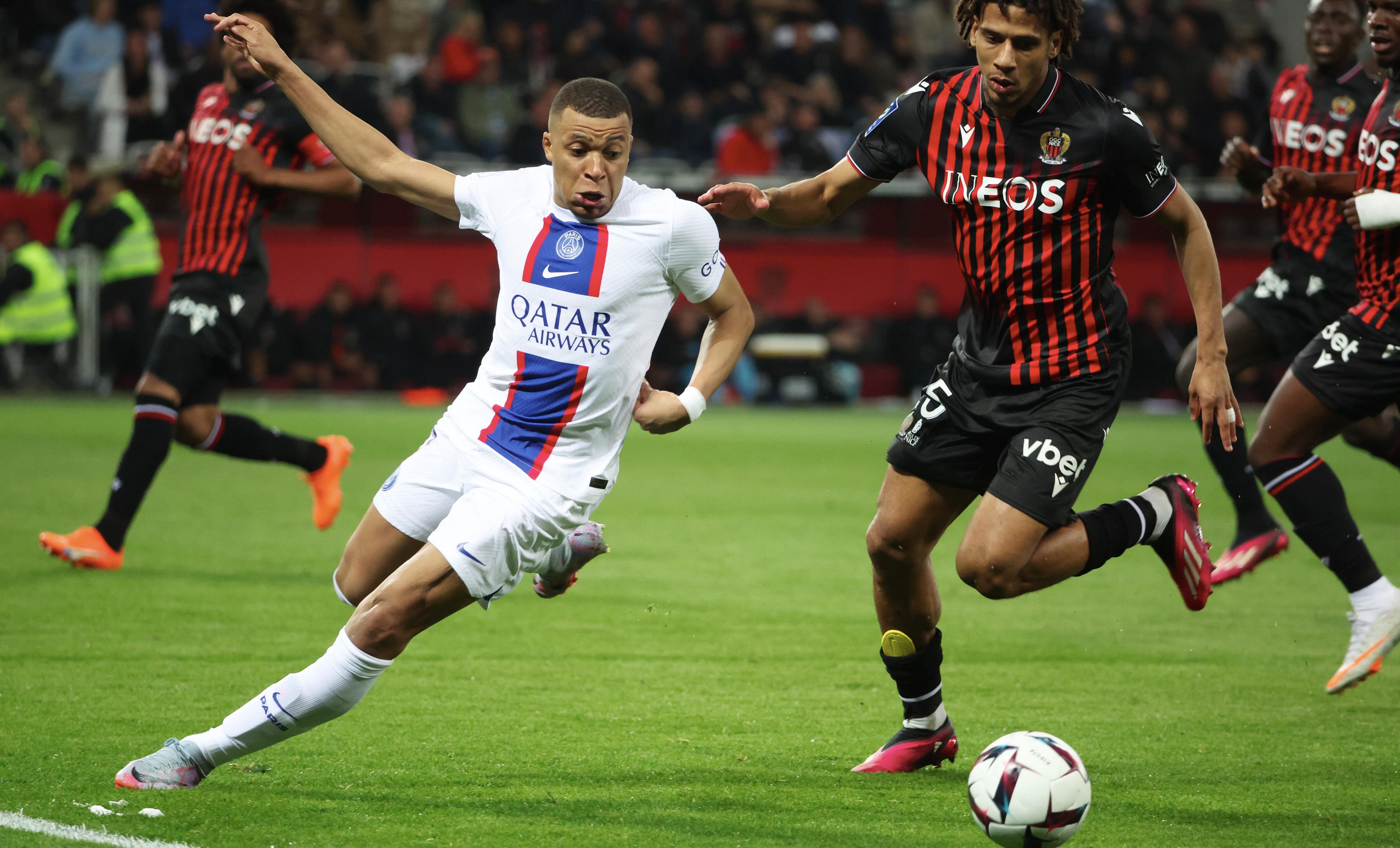 Kylian Mbappe en el duelo con el Niza.