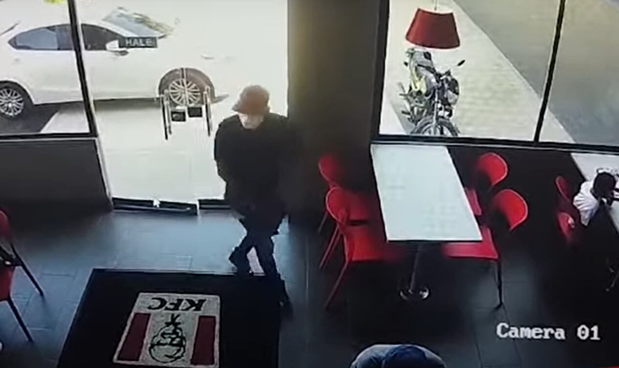 Roban a un hombre dentro de un restaurante en Barranquilla.