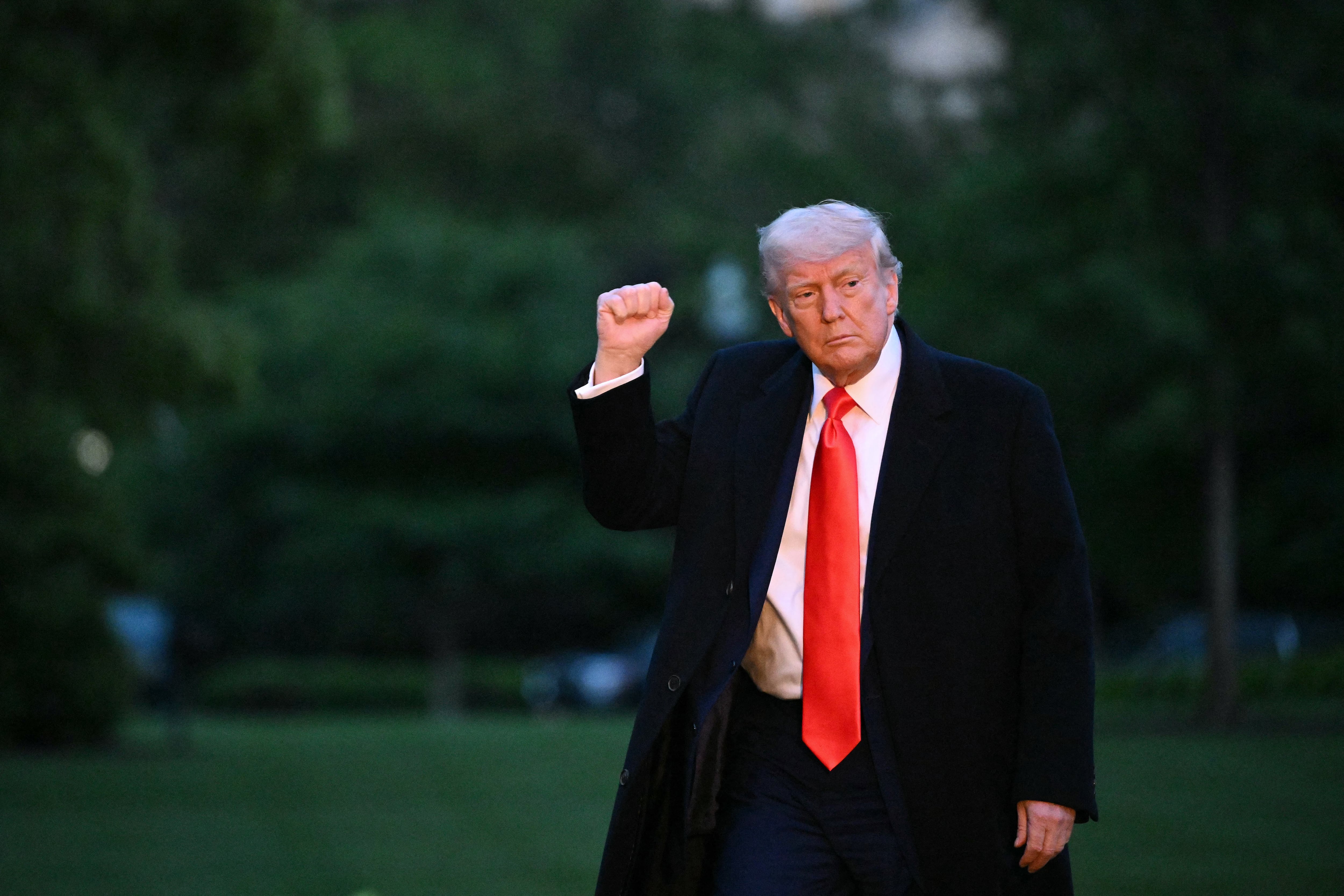 Trump asiste a gala de compradores de su criptomoneda, en medio de denuncias de corrupción