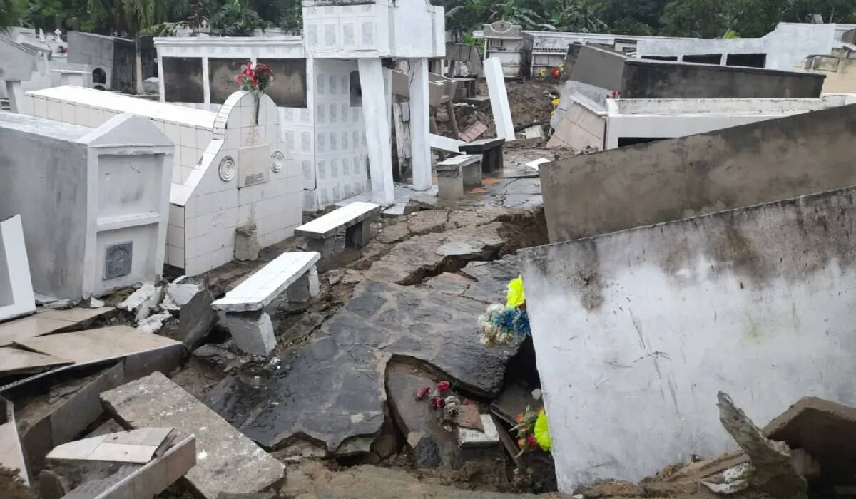 La misma corporación está haciendo presencia por la tragedia que ocasionó deslizamientos, calles agrietadas, escombros desperdigados por las calles y caminos, postes en el suelo y árboles que fueron arrancados por la fuerza del viento.