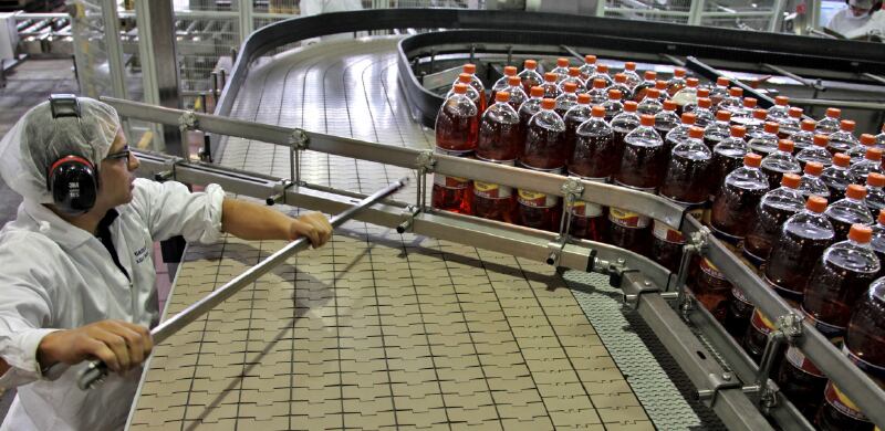 Postobón ha sido el ancla de este conglomerado empresarial. Además de gaseosas, entró en el mercado de jugos y aguas.