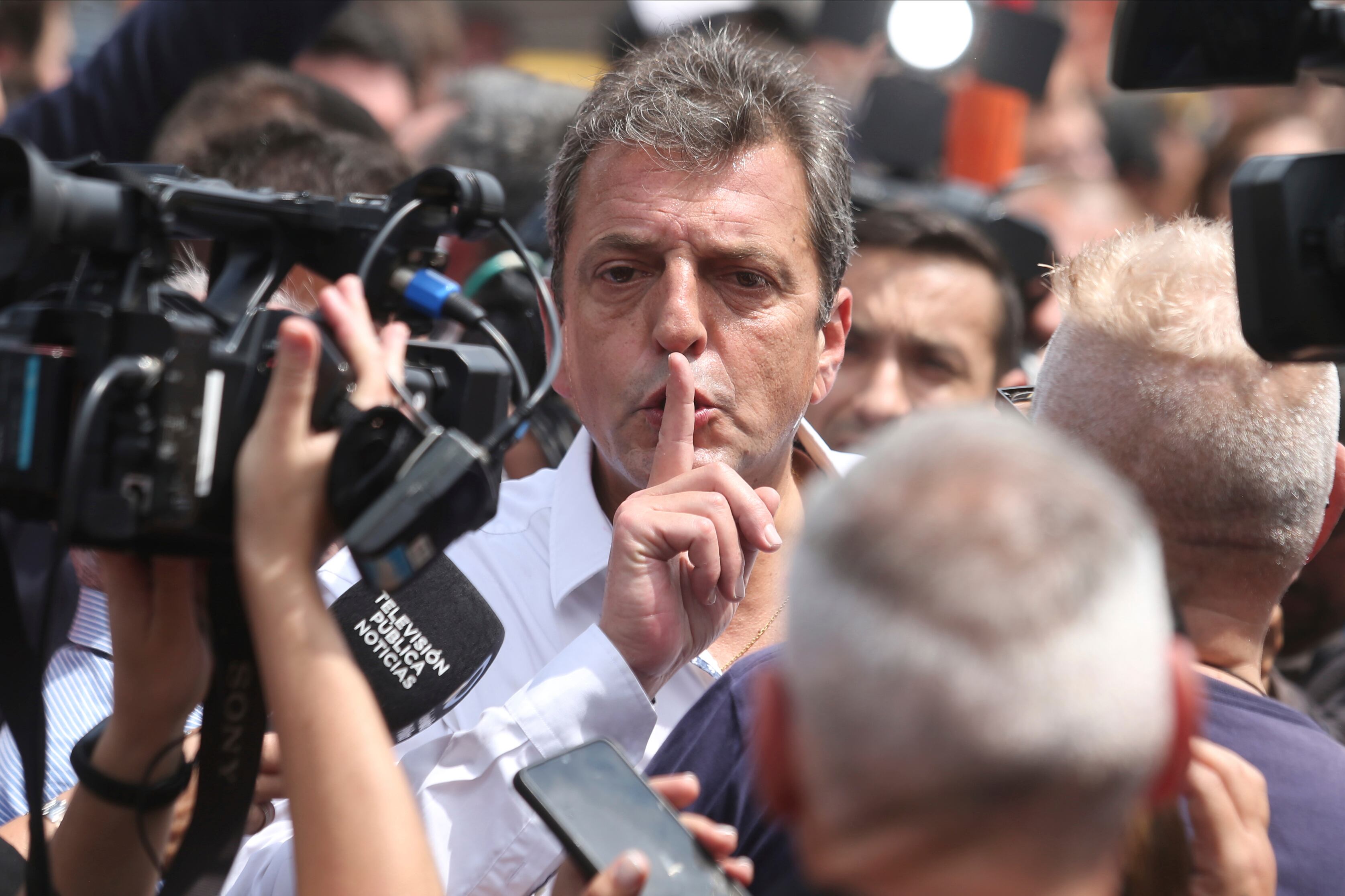 El ministro de Economía, Sergio Massa, y el candidato presidencial hacen gestos cuando sale de un colegio electoral después de emitir su voto durante las elecciones generales en Buenos Aires, Argentina, el domingo 22 de octubre de 2023.